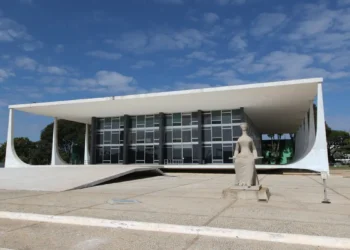 Ministros do STF devem sair em defesa de Alexandre de Moraes na reabertura dos trabalhos da Corte, após sanções dos EUA com base na Lei Magnitsky. Flávio Dino foi o único a se manifestar até o momento.