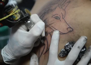 O Conselho Federal de Medicina proibiu o uso de anestesia em tatuagens com fins estéticos. A prática só será permitida em casos médicos, como a reconstrução de aréola mamária após tratamento de câncer.