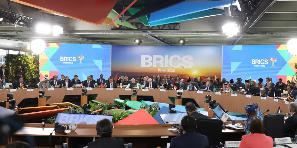 Após declarações de Donald Trump, especialistas em economia afirmam que países do Brics seguem fortalecendo acordos comerciais em suas próprias moedas para diminuir custos de transação e reduzir a influência do dólar.
