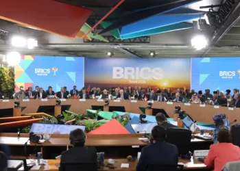 Após declarações de Donald Trump, especialistas em economia afirmam que países do Brics seguem fortalecendo acordos comerciais em suas próprias moedas para diminuir custos de transação e reduzir a influência do dólar.
