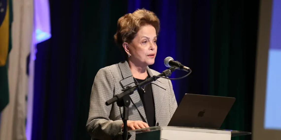 Em evento no BNDES, Dilma Rousseff reforça proposta de ampliar uso de moedas locais nos financiamentos do Novo Banco de Desenvolvimento (NDB) como estratégia para fortalecer economias do Brics e reduzir riscos financeiros.