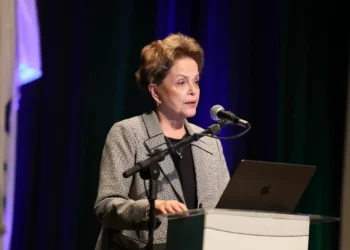 Em evento no BNDES, Dilma Rousseff reforça proposta de ampliar uso de moedas locais nos financiamentos do Novo Banco de Desenvolvimento (NDB) como estratégia para fortalecer economias do Brics e reduzir riscos financeiros.