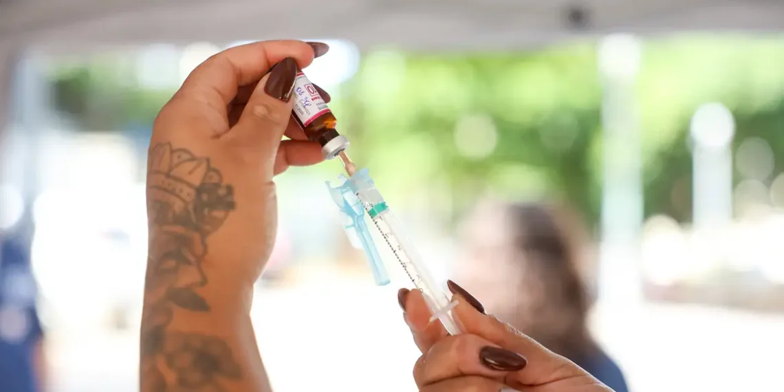 Consulta pública sobre inclusão da vacina contra meningite B no SUS começa nesta quinta (31). Imunizante pode prevenir casos graves e mortes por meningite meningocócica.