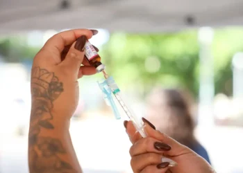 Consulta pública sobre inclusão da vacina contra meningite B no SUS começa nesta quinta (31). Imunizante pode prevenir casos graves e mortes por meningite meningocócica.