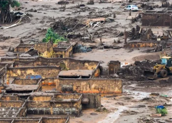 Pescadores artesanais e agricultores familiares atingidos pelo rompimento da barragem em Mariana começam a receber auxílio mensal. Programa prevê até quatro anos de repasses e é parte de acordo bilionário firmado em 2024.