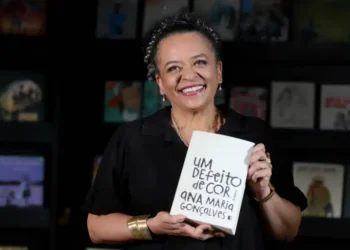 Ana Maria Gonçalves faz história como a primeira mulher negra eleita para a Academia Brasileira de Letras. Autora de "Um Defeito de Cor", ela assume a Cadeira 33 e é a mais jovem entre os atuais imortais.