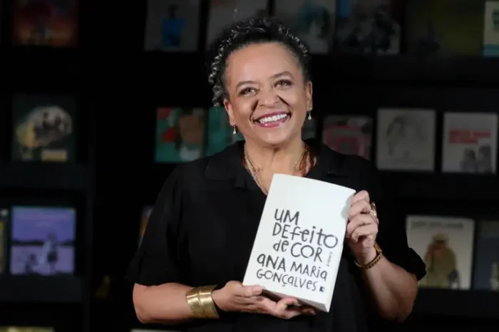 Ana Maria Gonçalves faz história como a primeira mulher negra eleita para a Academia Brasileira de Letras. Autora de "Um Defeito de Cor", ela assume a Cadeira 33 e é a mais jovem entre os atuais imortais.