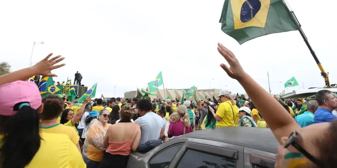 STF condena Diego Ventura a 14 anos de prisão por liderar acampamento golpista em Brasília. Réu também deverá pagar R$ 30 milhões por danos causados em 8 de janeiro.