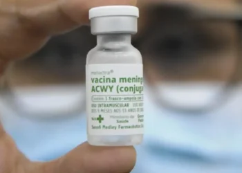 Ministério da Saúde atualiza esquema vacinal contra meningite no SUS. Crianças de 12 meses passam a receber a vacina ACWY como reforço, ampliando a proteção contra os sorogrupos A, C, W e Y.