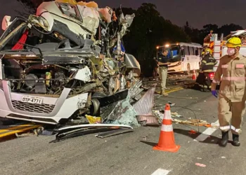 Colisão na BR-153 envolvendo ônibus de estudantes da UFPA a caminho do Congresso da UNE deixa pelo menos cinco mortos e dezenas de feridos. Governo federal e autoridades estaduais prestam solidariedade.