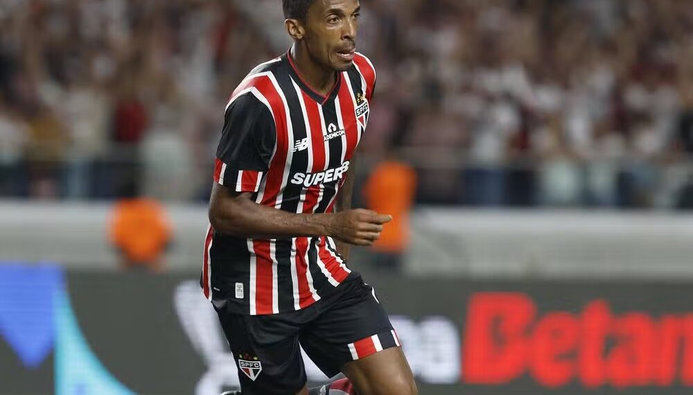 Luiz Gustavo voltou a realizar trabalhos técnicos - Foto: Rubens Chiri/São Paulo FC