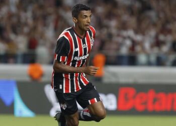 Luiz Gustavo voltou a realizar trabalhos técnicos - Foto: Rubens Chiri/São Paulo FC