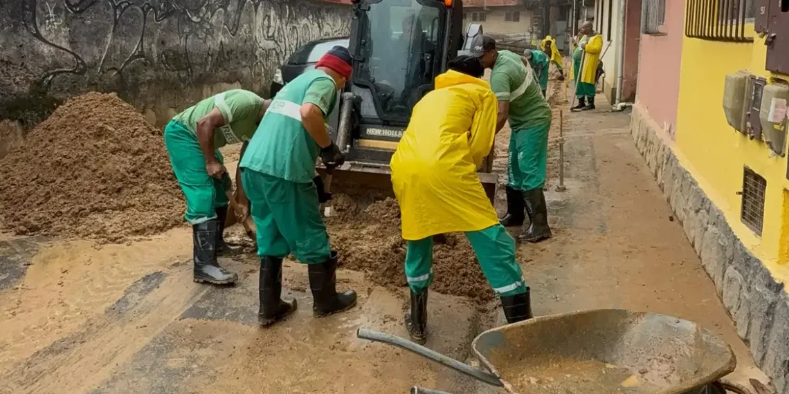 Petrópolis recebe R$ 37 milhões do governo federal para construir 248 moradias para vítimas de desastres. Recursos também serão usados em obras no cemitério e ações preventivas.