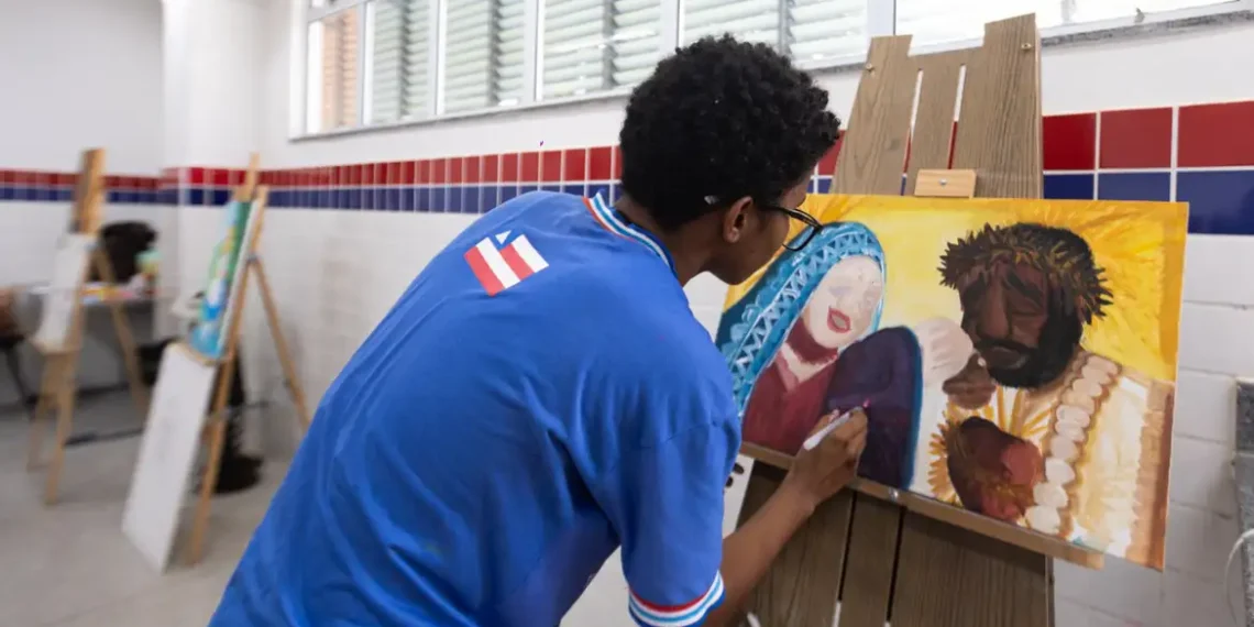 Em Salvador, estudantes vivem experiência transformadora com o ensino médio em tempo integral, que combina currículo ampliado, apoio emocional e protagonismo juvenil. Modelo baiano inspira inclusão e avanços educacionais.