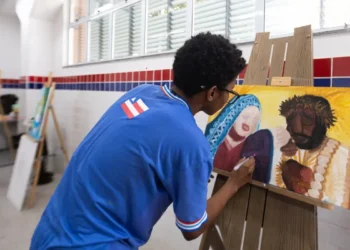 Em Salvador, estudantes vivem experiência transformadora com o ensino médio em tempo integral, que combina currículo ampliado, apoio emocional e protagonismo juvenil. Modelo baiano inspira inclusão e avanços educacionais.