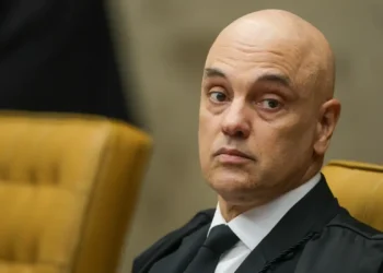 Alexandre de Moraes decreta prisão domiciliar de Bolsonaro após uso indevido de redes sociais. Casa do ex-presidente foi alvo de busca e apreensão.