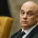 Alexandre de Moraes decreta prisão domiciliar de Bolsonaro após uso indevido de redes sociais. Casa do ex-presidente foi alvo de busca e apreensão.