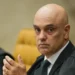 Alexandre de Moraes comparou as ações de Eduardo Bolsonaro nos EUA aos atos golpistas de 8 de janeiro. Ministro criticou tentativas de desestabilizar o país e alertou para ameaças à soberania nacional.