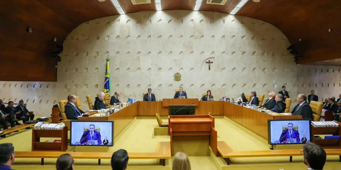 Gilmar Mendes afirma que o Estado brasileiro responderá com firmeza aos que atacam o STF e a soberania nacional. Declaração foi feita durante sessão de reabertura da Corte, com apoio a Alexandre de Moraes.