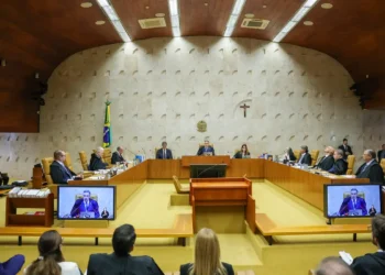 Gilmar Mendes afirma que o Estado brasileiro responderá com firmeza aos que atacam o STF e a soberania nacional. Declaração foi feita durante sessão de reabertura da Corte, com apoio a Alexandre de Moraes.