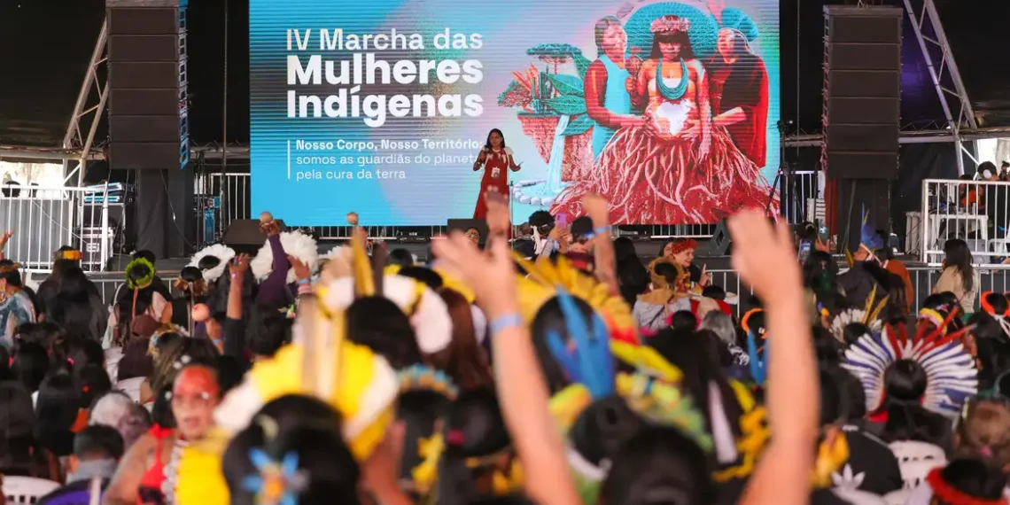 Mulheres indígenas denunciam violações em conferência nacional e cobram políticas contra garimpo, agrotóxicos e retrocessos ambientais no Brasil.