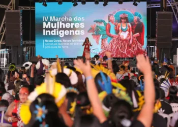 Mulheres indígenas denunciam violações em conferência nacional e cobram políticas contra garimpo, agrotóxicos e retrocessos ambientais no Brasil.