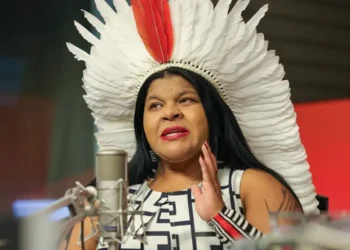 Sônia Guajajara defende que países ricos cumpram compromissos climáticos na COP30. Ministra destaca papel dos povos indígenas e garante evento em Belém.