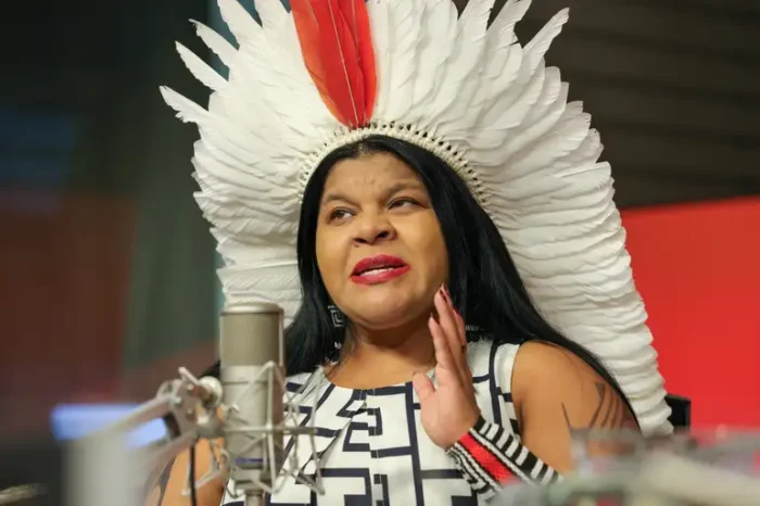 Sônia Guajajara defende que países ricos cumpram compromissos climáticos na COP30. Ministra destaca papel dos povos indígenas e garante evento em Belém.