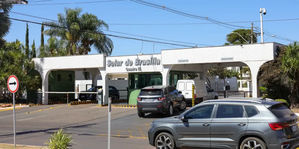Alexandre de Moraes define que pedidos de visita a Jair Bolsonaro devem ser feitos pela defesa. Ministro também autoriza saída temporária para exames médicos.