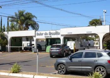 Alexandre de Moraes define que pedidos de visita a Jair Bolsonaro devem ser feitos pela defesa. Ministro também autoriza saída temporária para exames médicos.