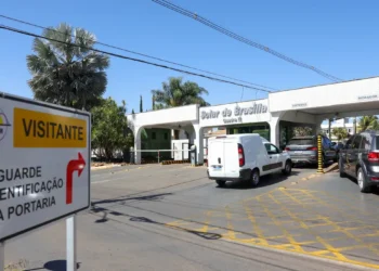 Alexandre de Moraes determinou reforço no monitoramento da casa de Jair Bolsonaro, em prisão domiciliar em Brasília, com vistorias diárias em veículos e presença da Polícia Penal do DF.