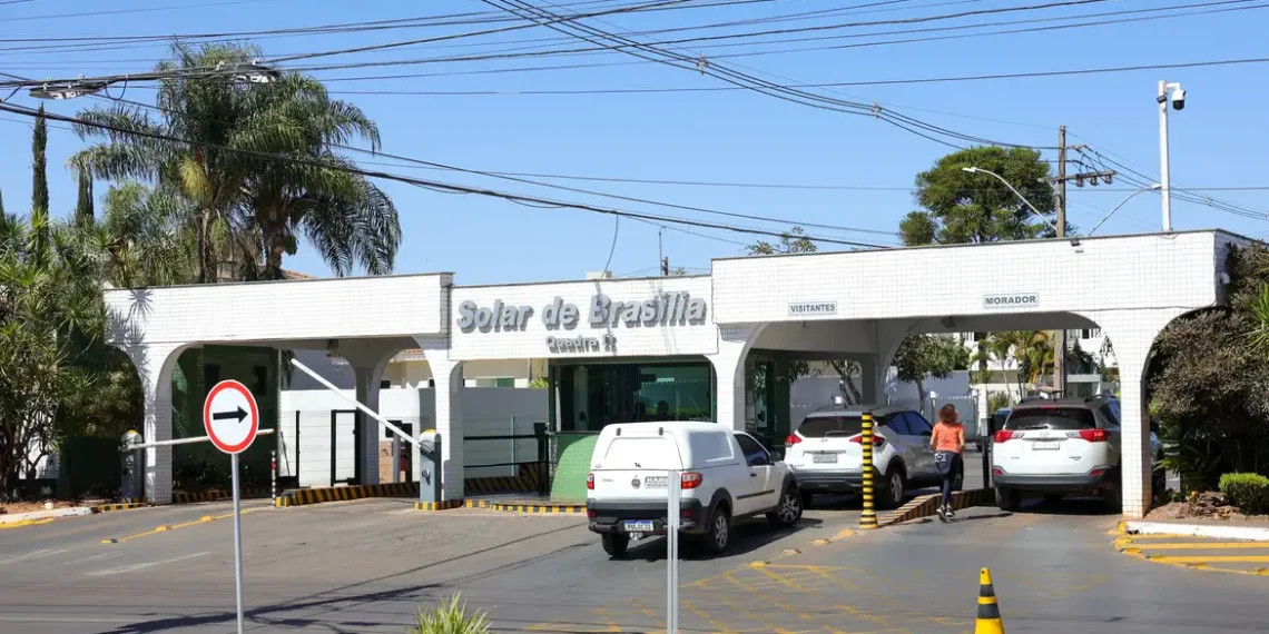 Jair Bolsonaro deixa prisão domiciliar pela primeira vez desde 4 de agosto para realizar exames médicos em Brasília. Ministro Alexandre de Moraes estabelece regras para saída e retorno.
