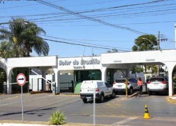 Jair Bolsonaro deixa prisão domiciliar pela primeira vez desde 4 de agosto para realizar exames médicos em Brasília. Ministro Alexandre de Moraes estabelece regras para saída e retorno.