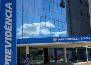 O INSS suspendeu o contrato com a Crefisa após denúncias de irregularidades no atendimento a aposentados e pensionistas. A medida cautelar interrompe novos pagamentos até a conclusão das apurações.