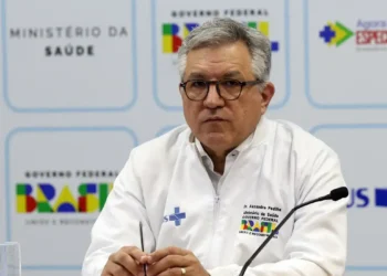 Ministro da Saúde, Alexandre Padilha, reage à revogação de vistos por parte dos EUA contra integrantes ligados ao Mais Médicos e reafirma a importância do programa para milhões de brasileiros.