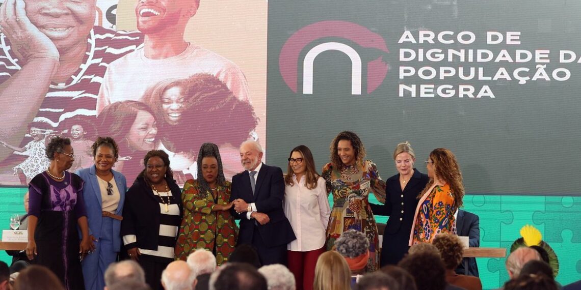 Lula defende participação social na política e anuncia ações para primeira infância, inclusão digital e combate à desigualdade em reunião do Conselhão.