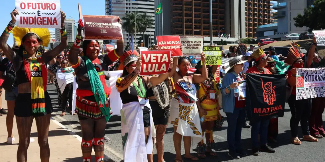 Mais de 7 mil mulheres indígenas marcharam em Brasília exigindo demarcação de terras, proteção ambiental e combate à violência de gênero. Ato contou com Sônia Guajajara e Alessandra Negrini.