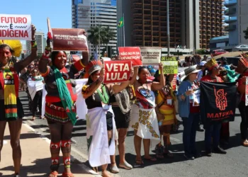 Mais de 7 mil mulheres indígenas marcharam em Brasília exigindo demarcação de terras, proteção ambiental e combate à violência de gênero. Ato contou com Sônia Guajajara e Alessandra Negrini.