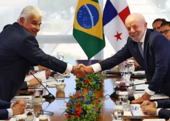 Lula reafirma apoio à soberania do Panamá sobre o Canal, firma acordos bilaterais em comércio, meio ambiente, saúde e defesa durante visita oficial.