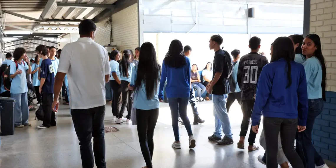 O MEC paga nesta terça (26) a sexta parcela do Pé-de-Meia a estudantes nascidos em março e abril. Mais de 3,4 milhões de alunos receberão R$ 200 até 1º de setembro.