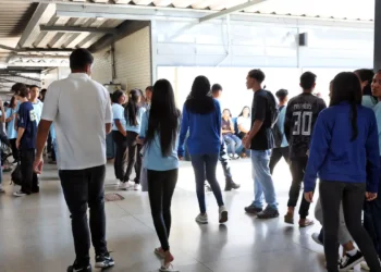 O MEC paga nesta terça (26) a sexta parcela do Pé-de-Meia a estudantes nascidos em março e abril. Mais de 3,4 milhões de alunos receberão R$ 200 até 1º de setembro.