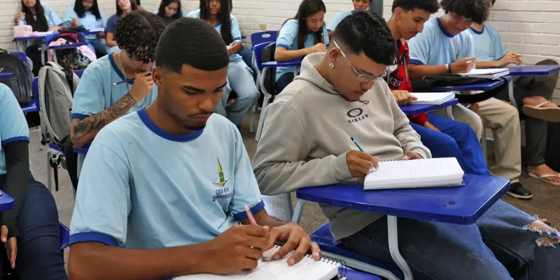 Entre 25 de agosto e 5 de setembro, escolas públicas selecionam livros do PNLD 2026 para o ensino médio, com materiais adaptados à nova Política Nacional de Ensino Médio e organizados por coleções e itinerários formativos.