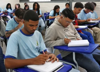 Entre 25 de agosto e 5 de setembro, escolas públicas selecionam livros do PNLD 2026 para o ensino médio, com materiais adaptados à nova Política Nacional de Ensino Médio e organizados por coleções e itinerários formativos.