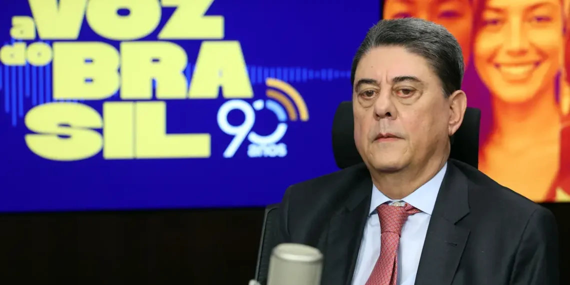Senacon notifica distribuidoras de gás após redução de 14% anunciada pela Petrobras. Governo cobra justificativas sobre repasse mínimo ao consumidor.