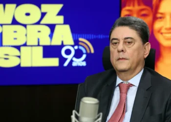 Senacon notifica distribuidoras de gás após redução de 14% anunciada pela Petrobras. Governo cobra justificativas sobre repasse mínimo ao consumidor.