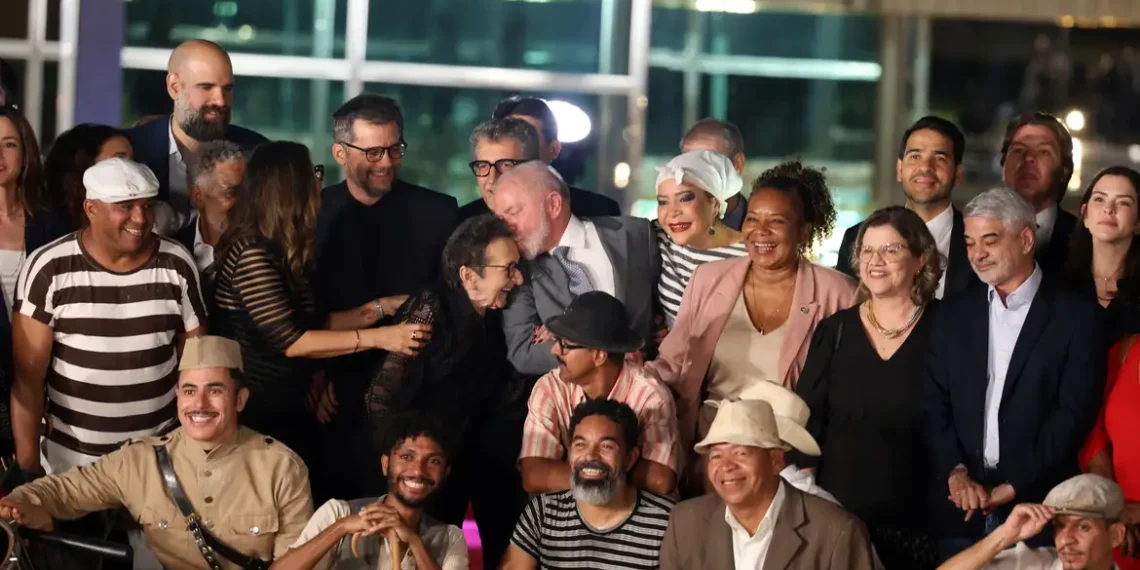 Lula recebe equipe e elenco do filme “O Agente Secreto” no Palácio da Alvorada e celebra valorização da cultura no Brasil, além de anunciar saída do país do Mapa da Fome.