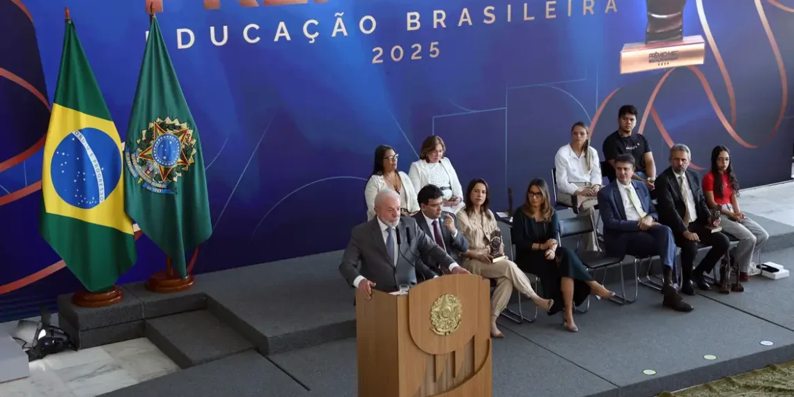 O presidente Lula entregou o Prêmio MEC da Educação Brasileira a alunos, escolas e municípios que se destacaram na educação pública. A premiação valoriza inclusão, Ideb, Enem e avanços na alfabetização.