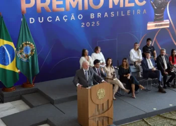 O presidente Lula entregou o Prêmio MEC da Educação Brasileira a alunos, escolas e municípios que se destacaram na educação pública. A premiação valoriza inclusão, Ideb, Enem e avanços na alfabetização.