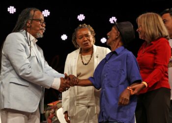 No aniversário da Fundação Palmares, comunidades de Goiás e Amazonas receberam certificados de autorreconhecimento quilombola. O documento fortalece direitos, identidade cultural e proteção territorial.