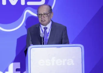 Gilmar Mendes nega mal-estar no STF por prisão de Bolsonaro e diz que Moraes tem apoio da Corte. Decisão é reação a violações de cautelares.